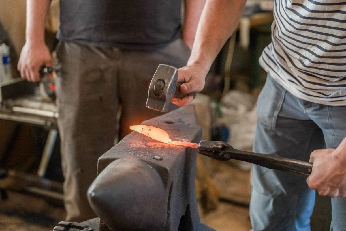 Atelier forge de couteau avec un artisan