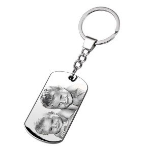 Porte-clés métallique avec une plaque rectangulaire portant une photo de deux personnes