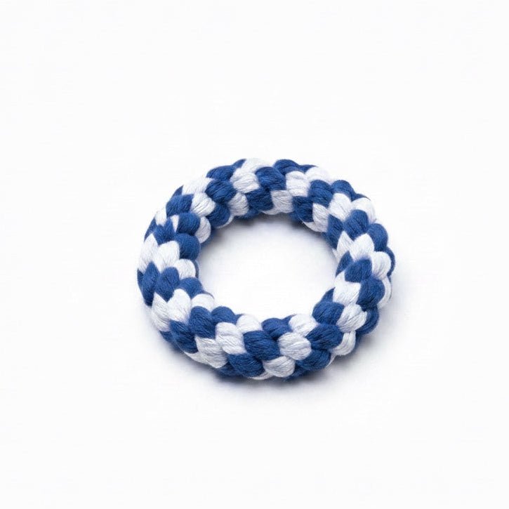 Anneau en corde tressée bleue et blanche sur fond clair.