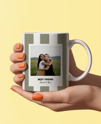 Tasse à motif quadrillé tenue entre deux mains, personnalisée avec une photo et un court message