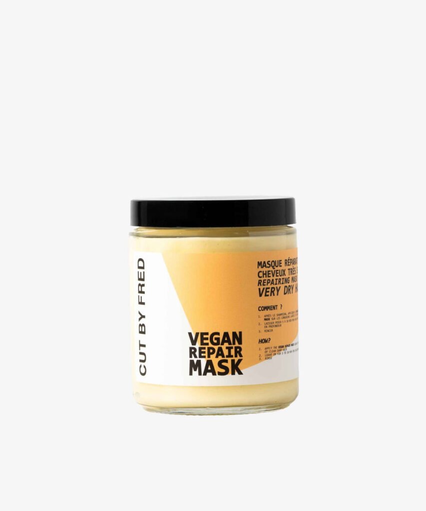 Pot en verre de la Vegan Repair Mask Cut By Fred, étiquette blanche et dorée avec le nom du produit et les instructions d'application, sur fond blanc uni.