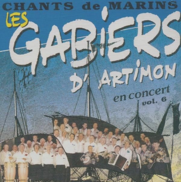 Pochette du CD « Les Gabiers d'Artimon – Chants de Marins – en concert vol. 6 » montrant une photo de groupe des choristes en tenue blanche devant des mâts de bateau.