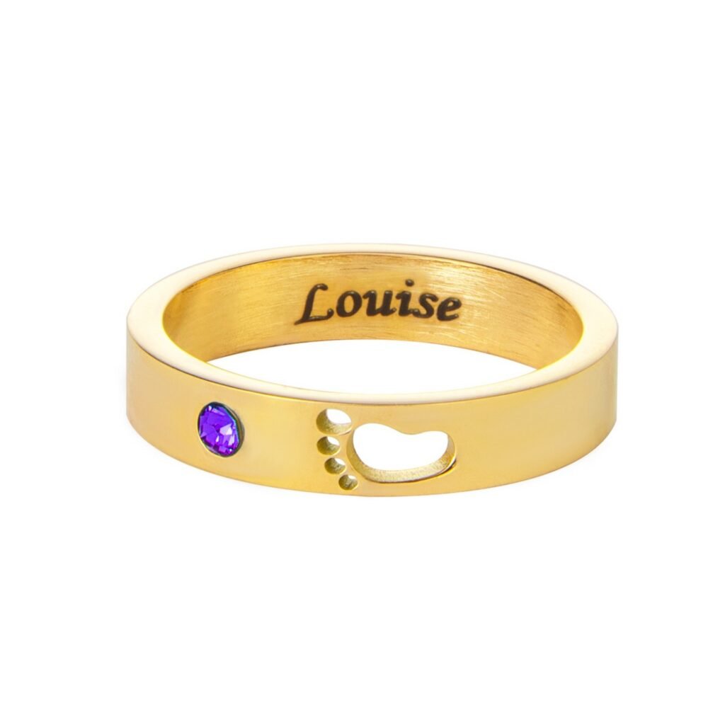 Bague dorée avec prénom Louise à l'intérieur, empreinte de pied et pierre violette