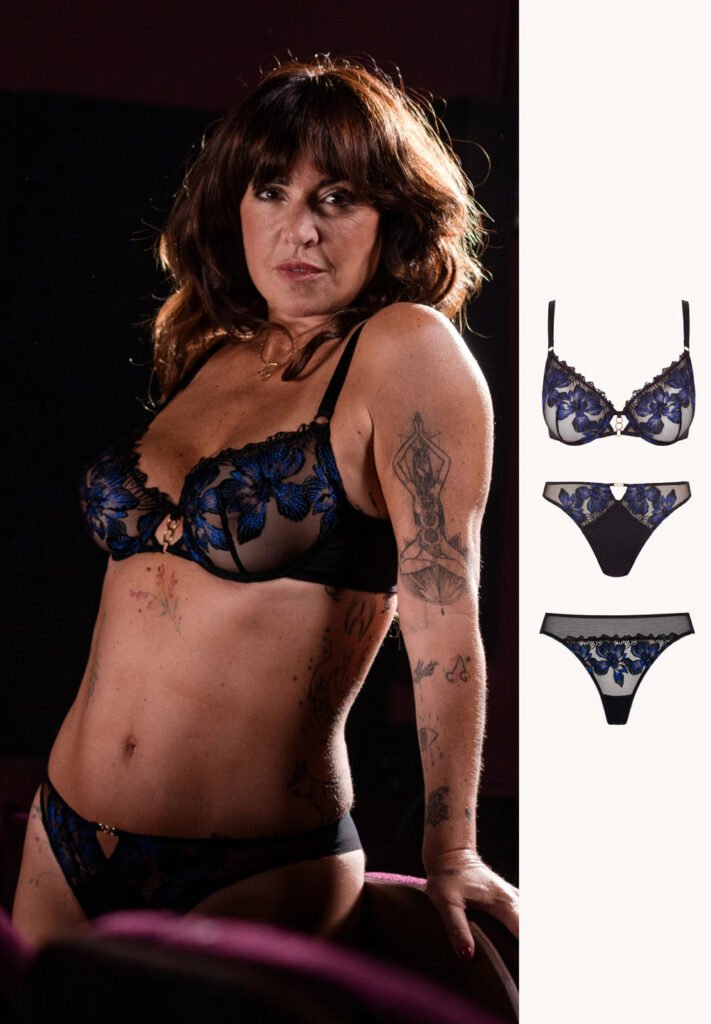 Une femme porte un ensemble lingerie noir et bleu à broderies florales (soutien-gorge, slip et tanga), avec des miniatures produit sur fond blanc à droite.