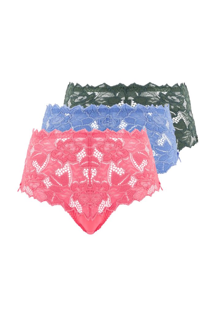 Trois culottes en dentelle superposées — rose, bleu et vert — photographiées à plat sur fond blanc.