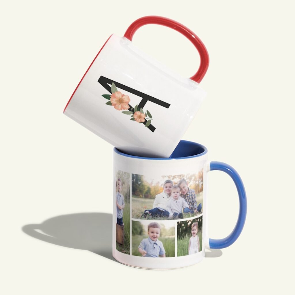 Deux mugs blancs personnalisés avec des photos, l'un à anse rouge et l'autre à anse bleue